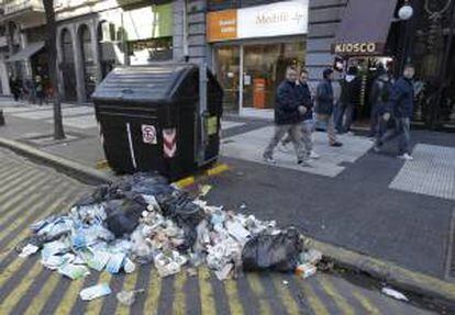 Una fotografía muestra la acumulación de basuras  en una calle de Buenos Aires (Argentina).