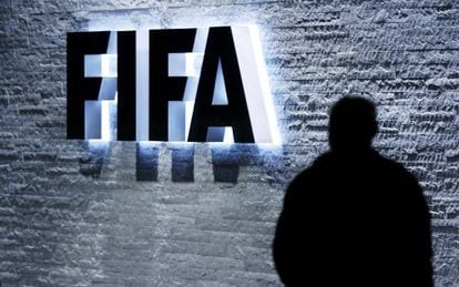la sede de la FIFA en Zúrich iluminada por la noche.
