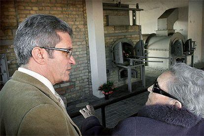Neus Català y el político Joan Saura, frente a los hornos crematorios de Ravensbrück.