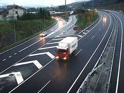 Los primeros vehículos que abrieron, a las seis de la tarde, la autovía del Txorierri. En la otra dirección, hacia Galdakao, el corredor no se abrió totalmente hasta horas después por los trabajos para retirar la carpa en la que se celebró por la mañana el acto oficial de inauguración.