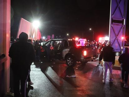 La camioneta con la que fueron embestidos varios aficionados del Club de Fútbol Monterrey, este domingo, en la ciudad de Torreón, en una imagen compartida en las redes sociales del equipo.