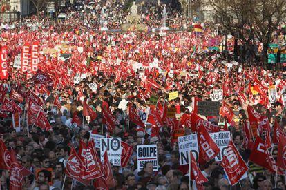 Miles de personas se manifiestan en Madrid a la altura de la plaza de Cibeles.
