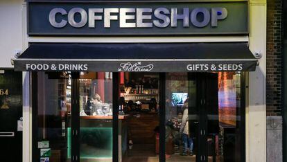 'Coffeeshop' en una calle de Amsterdam.