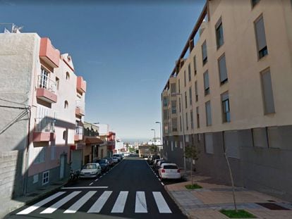 A la derecha, el edificio de Ingenio (Gran Canaria) donde fue detenido el presunto autor del maltrato animal.