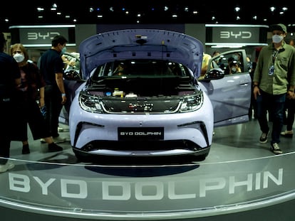 Coche eléctrico BYD Dolphin, en el salón del motor de Bangkok (Tailandia), el 23 de marzo.