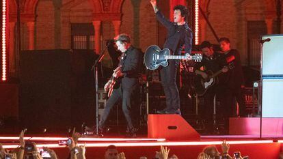 Green Day, este sábado en el concierto que ha ofrecido en la Plaza de España de Sevilla. En el centro, Billie Joe Armstrong.