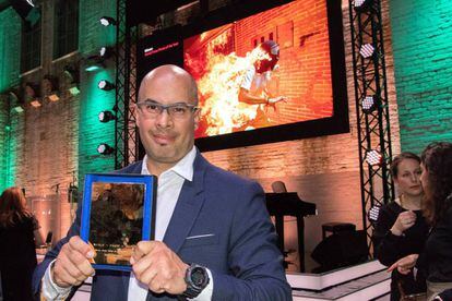 El venezolano Ronaldo Schemidt posa con el premio World Press Photo este jueves.