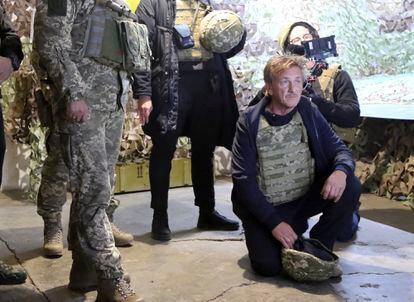 El actor y productor Sean Penn visitando posiciones del ejército ucraniano cerca de la región separatista de Donetsk, en una imagen distribuida por la oficina de prensa del presidente ucranio.