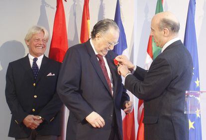 El ministro francés de Defensa y alcalde de Burdeos, Alain Juppé, coloca a Iñaki Azkuna la condecoración de la Legión de Honor, en presencia del embajador de Francia en España, Bruno Delaye.