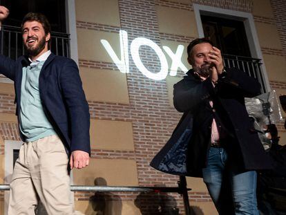 Juan García-Gallardo y Santiago Abascal celebran los resultados de Vox en las elecciones de Castilla y León, el domingo en Valladolid.