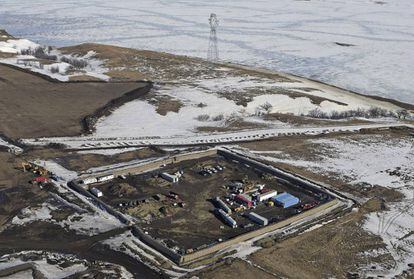 Vista aérea de las obras que construirán la última fase del oleoducto junto al río Lago Oahe en Dakota del Norte.