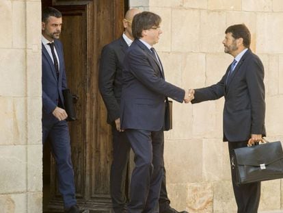 Albert Batlle, saluda a Carles Puigdemont, en una imagen del a&ntilde;o pasado.