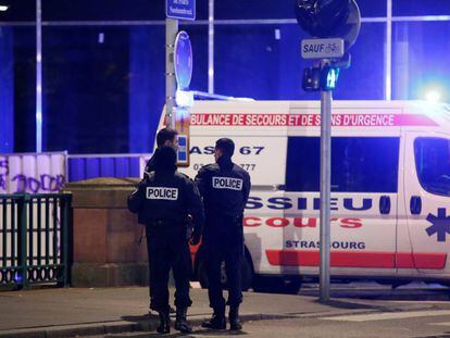 Polic&iacute;as en los alrededores de la calle de Estrasburgo en la que se ha producido el tiroteo. 