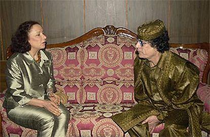 Ana Palacio, con el presidente de Libia, Muammar el Gaddafi, durante la entrevista que mantuvieron ayer en Trípoli.