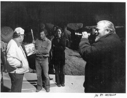 Fotografía cedida por la Librería de la Universidad de Michigan que muestra a Welles (derecha), durante el rodaje de 'La otra cara del viento'.