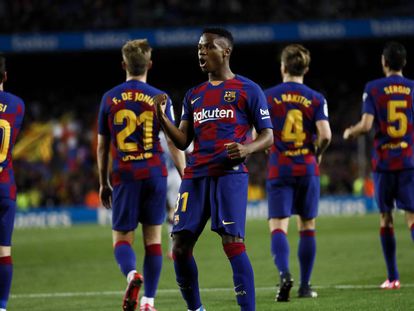 Los jugadores del Barcelona, de espaldas a Ansu Fati tras marcar un gol.