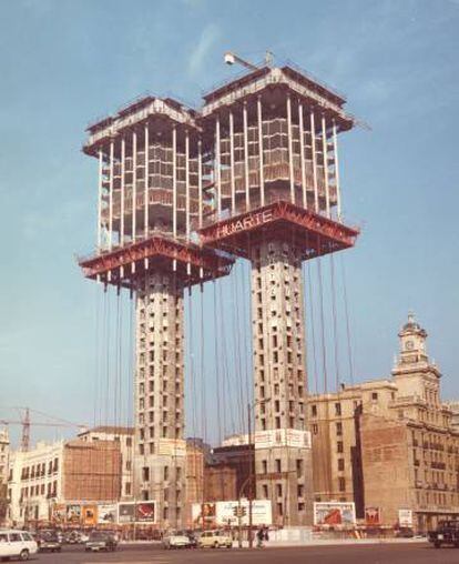 Aspecto de las torres durante los dos años en que quedaron paradas las obras en los años setenta. |