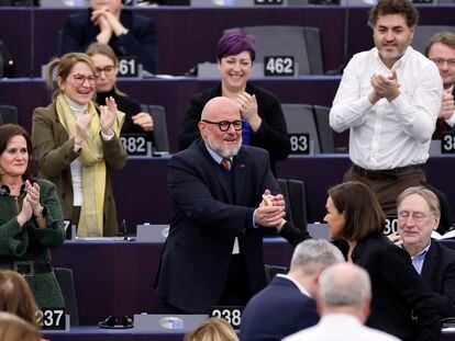 El eurodiputado luxemburgués Marc Angel recibe las felicitaciones de sus compañeros tras ser elegido como vicepresidente del Parlamento Europeo, este miércoles en Estrasburgo.