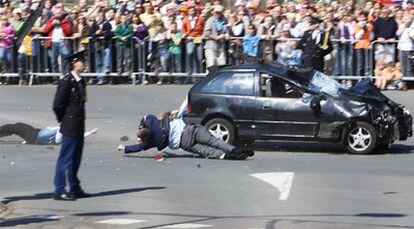 Mientras cientos de ciudadanos de Apeldoorn presenciaban el desfile del Día de la Reina, festivo en todo el país, un hombre ha embestido con su coche a la multitud. Se ha llevado por delante a cerca de una veintena de personas, matando a cuatro de ellas e hiriendo a otras 13.