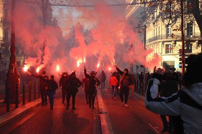 Des manifestants agitent des cierges magiques lors d'une manifestation contre le plan de réforme des retraites du gouvernement à Marseille, dans le sud de la France, le jeudi 19 janvier.
