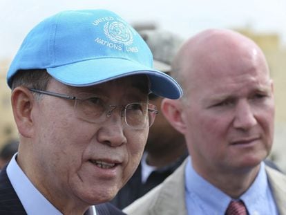 El secretario general de Naciones Unidas, Ban Ki-moon (izquierda), durante su visita de este viernes a un campo de refugiados en L&iacute;bano. EFE/Hussein Malla / Pool