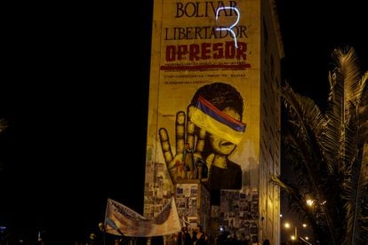 Manifestantes se congregan en el Monumento a los Héroes de Bogotá, de donde fue retirada la estatua de Simón Bolívar, el pasado 20 de julio.