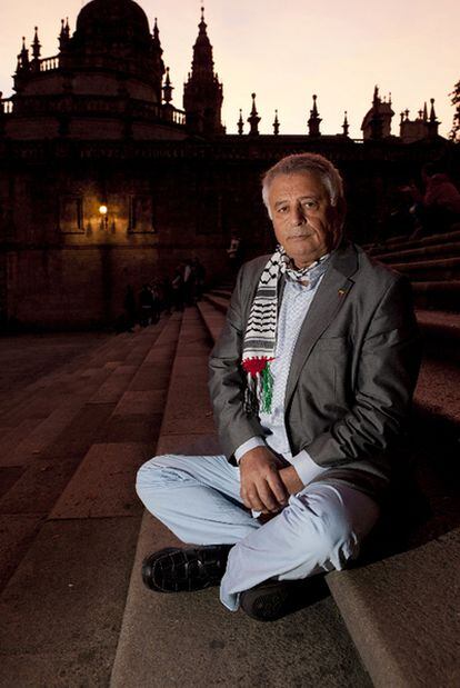 Ghaleb Jaber Ibrahim en la escalera de la Plaza de la Quintana, en Santiago.