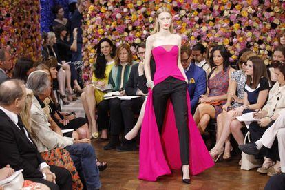 “Raf Simons imprime un nuevo gesto a la mujer Dior”, aseguraba tras el desfile el presidente de la compañía. Los pantalones transforman vestidos de noche. La parte superior se mantiene fiel a los códigos del baile, pero en la inferior se abren para revelar pantalones con bolsillos.