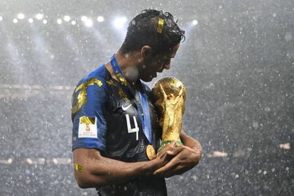 Raphael Varane sujeta el trofeo de la Copa del Mundo tras ganar el partido contra Croacia.