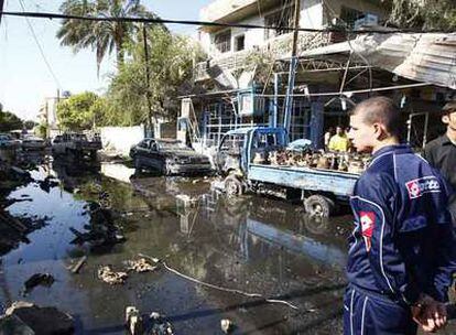 Varios residentes observan los destrozos causados por los atentados de ayer en Bagdad.