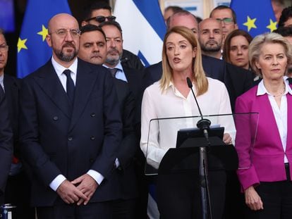 Desde la izquierda, Charles Michel, Roberta Mestsola y Ursula von der Leyen, el miércoles en Bruselas, durante el minuto de silencio por las víctimas del ataque de Hamás.