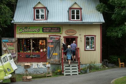 Alimentos artesanales en una isla de Quebec (Canadá). Los hurones, el pueblo indio que habitaba la zona, conocían esta isla como Minigo (que significa "hechicera"). Cuando el explorador del siglo XVI Jacques Cartier la visitó por primera vez, la llamó Isle de Bacchus (Isla de Baco) porque las uvas silvestres crecían en abundancia. Aunque su nombre cambió muchas veces a lo largo de los siglos, esta fértil isla río abajo de la actual ciudad de Quebec ejerció siempre su atractivo. Hoy, escasamente poblada, Île d'Orléans saca pecho de su pasado y se encuentra en el epicentro del movimiento artesanal y de alimentos artesanales de Québec. La isla también tiene un rico patrimonio histórico, con algunas casas solariegas e iglesias que datan de más de 300 años.
Imprescindible acercarse a St-François, una torre de observación de madera cerca del extremo norte de la isla, que ofrece vistas del río San Lorenzo y las montañas más allá. En invierno, se puede atravesar el bosque cubierto de nieve en un trineo tirado por perros y todo el año disfrutar de los productos locales, como la sidra y las hortalizas de la Cidrerie Bilodeau, o exquisitos platos franceses con ingredientes locales en el Moulin de St-Laurent, un molino harinero reformado del siglo XIX al borde de una cascada.