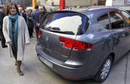 GRA016. MADRID, 10/12/2013.- La alcaldesa de Madrid, Ana Botella, se dirige a su coche oficial, un SEAT Altea XL que utiliza como combustible Gas Licuado de Petr&oacute;leo (GLP), al t&eacute;rmino del acto de la firma de un convenio para promover el uso de veh&iacute;culos propulsados con autog&aacute;s. La alcaldesa ha estrenado hoy el nuevo veh&iacute;culo oficial fabricado en Espa&ntilde;a, propulsado a gas y menos costoso para las arcas municipales que el anterior. EFE/Sergio Barrenechea