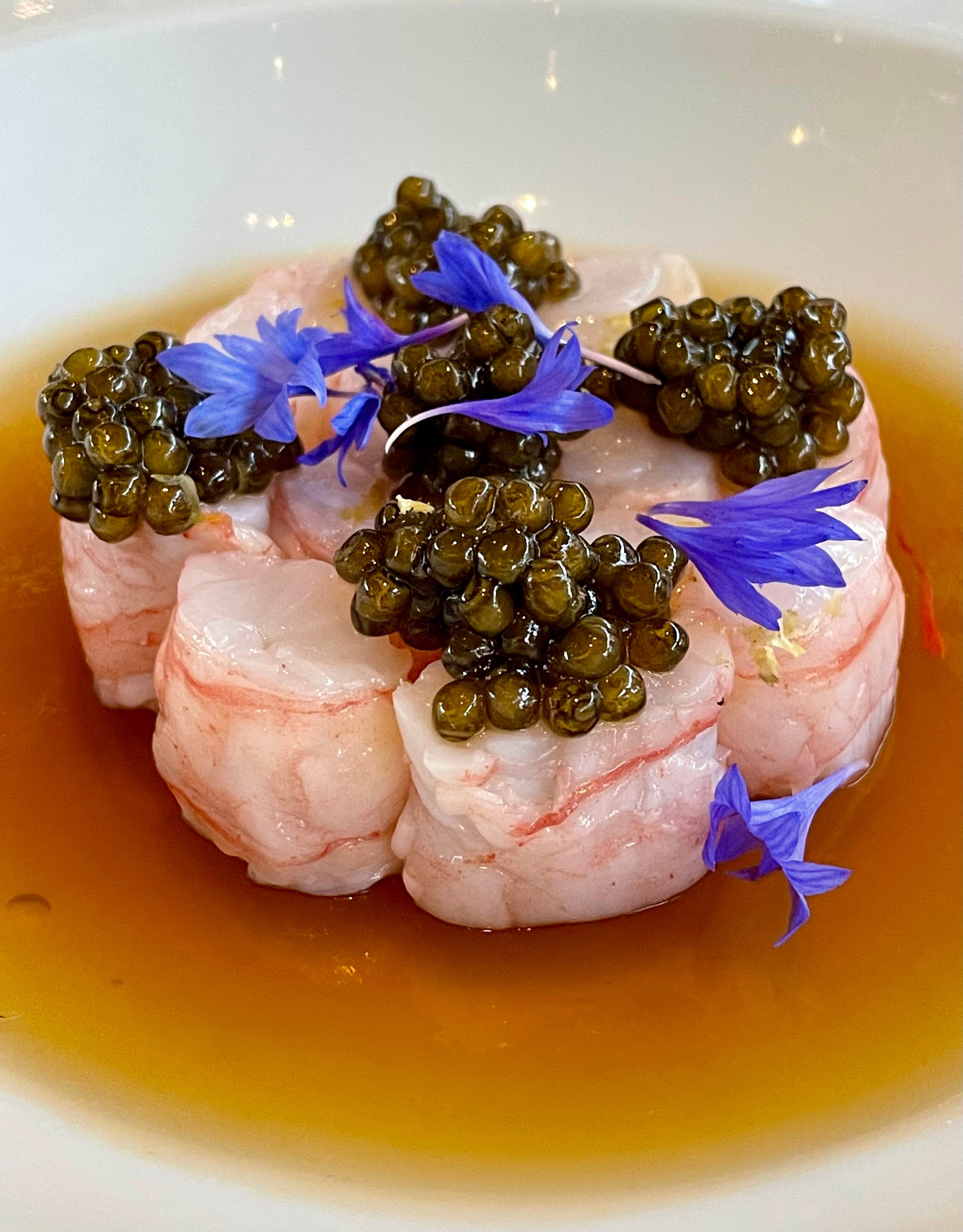 Plato de Alain Ducasse para la cena del aniversario: langostinos, gelatina de pescado de roca y caviar.
