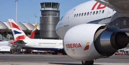 Aviones de Iberia junto a una aeronave de British Airways.