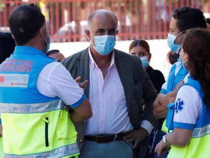 El viceconsejero de Salud Pública y Plan COVID-19 de la Comunidad de Madrid, Antonio Zapatero, en las urgencias del Centro de Especialidades Periférico Coronel de Palma, en Móstoles, donde este sábado se realizan pruebas PCR masivas. 