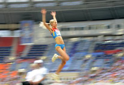 La rusa Darya Klishina 'vuela' en la competición de salto de longitud.