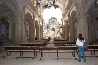Interior de la iglesia de Santiago, del siglo XVII, con el crucero principal destrozado.