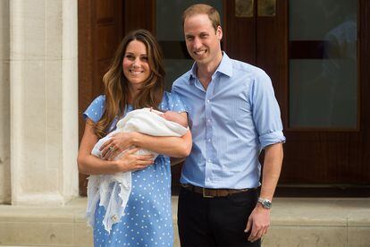 Kate Middleton eligió un vestido de Jenny Packham para presentar a su primer hijo.