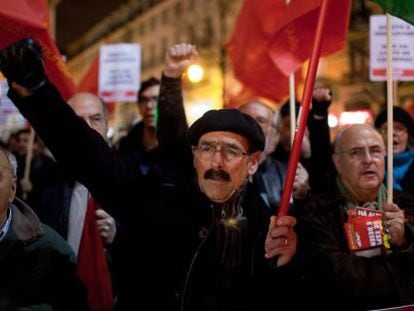 Simpatizantes del Partido Comunista se manifiestan contra el aumento del precio del transporte p&uacute;blico en Lisboa en 2012. 