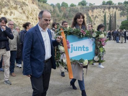 El secretario general de Junts per Catalunya, Jordi Turull, y la presidenta de la formación, Laura Borràs, depositan una ofrenda floral durante el acto de conmemoración del 82º aniversario de la muerte del 'expresident'  Lluís Companys, el sábado en Barcelona.