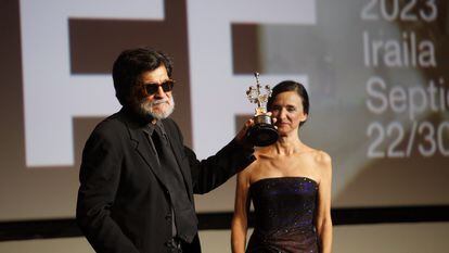 El cineasta Víctor Erice recibe el Premio Donostia de manos de Ana Torrent.