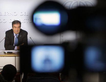 El presidente del Principado de Asturias, Francisco Álvarez-Cascos, durante la rueda de prensa posterior al Consejo de Gobierno