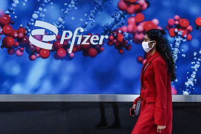 Una mujer pasa por delante de las oficinas de Pfizer en Nueva York.