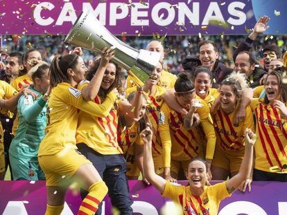 En foto, las jugadoras del Barcelona celebran la victoria en la Supercopa. En vídeo, celebración de las jugadoras del FC Barcelona.