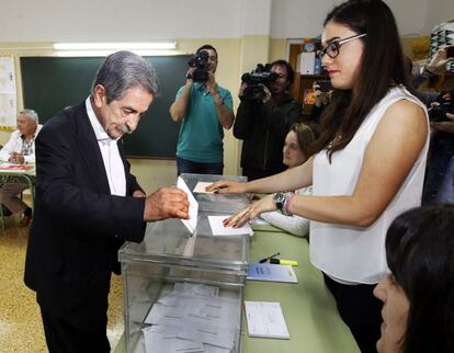 El secretario general del Partido Regionalista de Cantabria y candidato a la presidencia de comunidad autónoma, Miguel Angel Revilla, deposita su voto en un centro de la localidad cántabra de El Astillero.