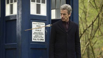 Peter Capaldi, el duodécimo Doctor, saliendo de su nave, la TARDIS