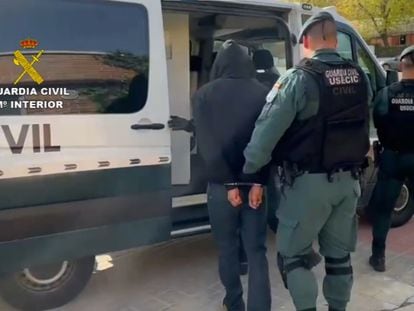 La Guardia Civil traslada a uno de los detenidos por los ataques antisemitas.