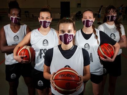 Las jugadoras de baloncesto del Sant Adrià, equipo de la Liga Femenina 2. / JUAN BARBOSA