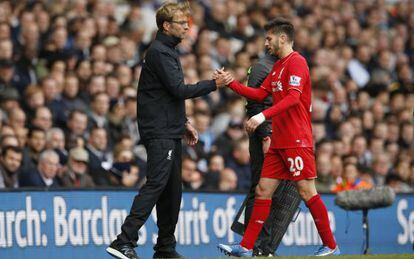 Klopp choca la mano con Lallana tras cambiarlo.